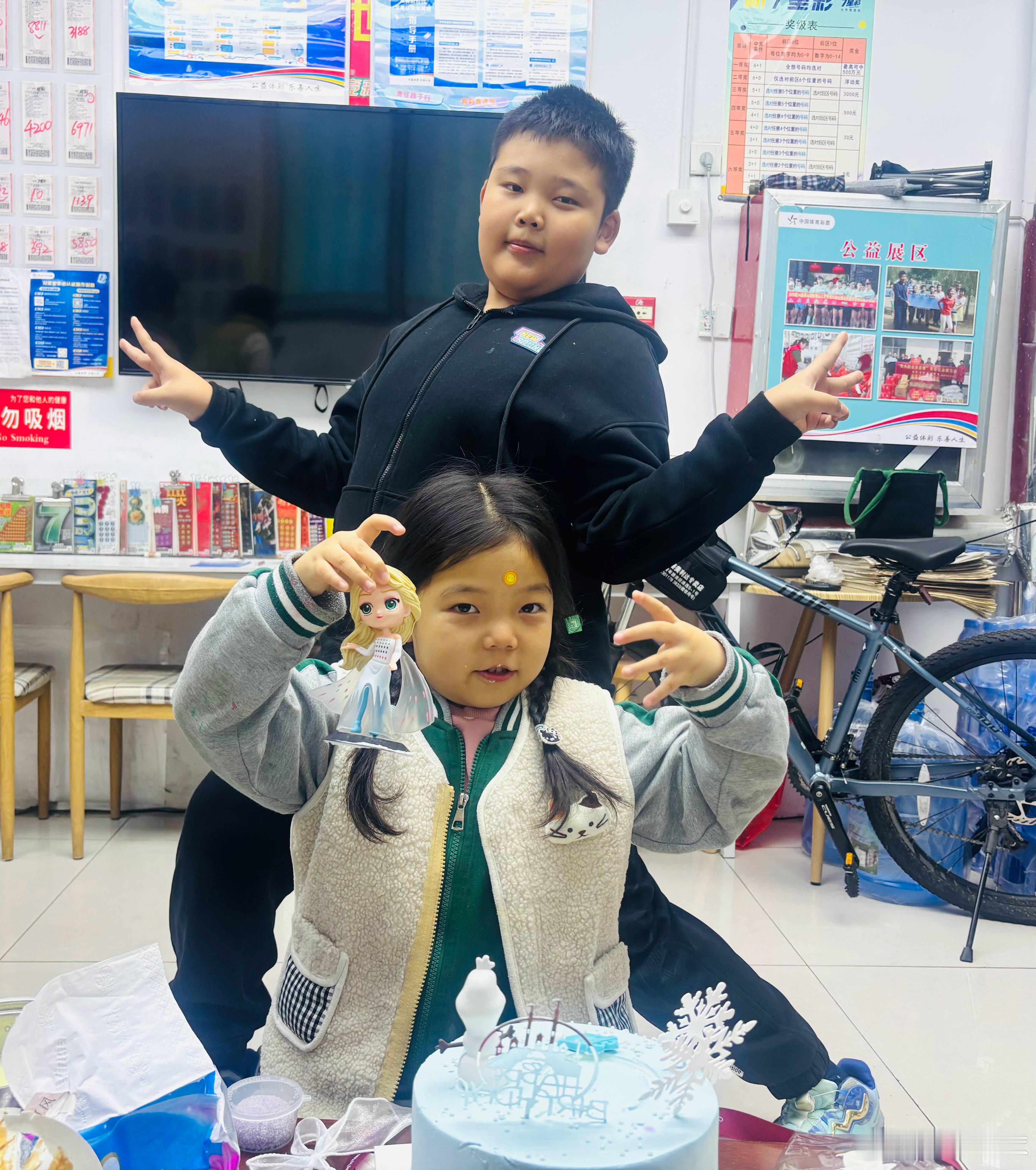 今年第一次没去现场采访泰山队，在家里给闺女过五岁生日，转眼间牛顿居里都长大了。 