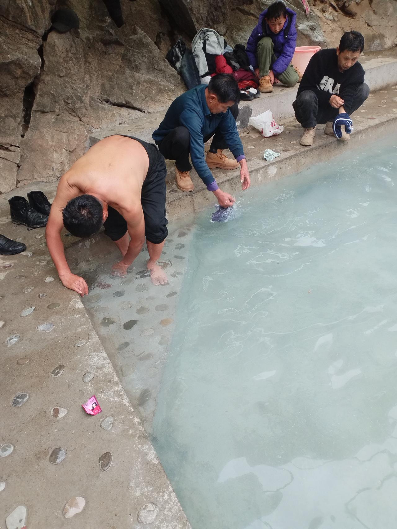 火龙山温泉辞旧迎新
 
火龙衔暖沐温泉，一洗尘烦岁序迁。
雾绕青山辞旧岁，泉融瑞