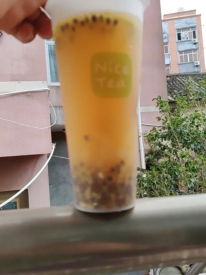 台风来临前可得多留个心眼。首先要及时关注预警信息，台风预警分蓝、黄、橙、红四级，