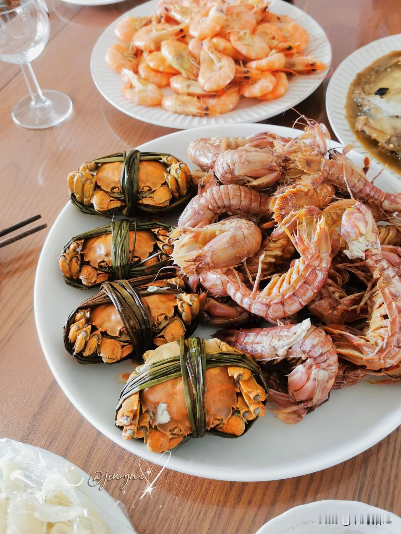 2025的国庆中秋长假圆满结束，
怎么能没有一顿美食收尾呢?   大闸蟹，大海蟹