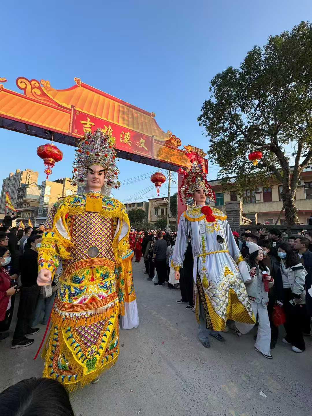 吉兆满门春，欢乐庆佳节。