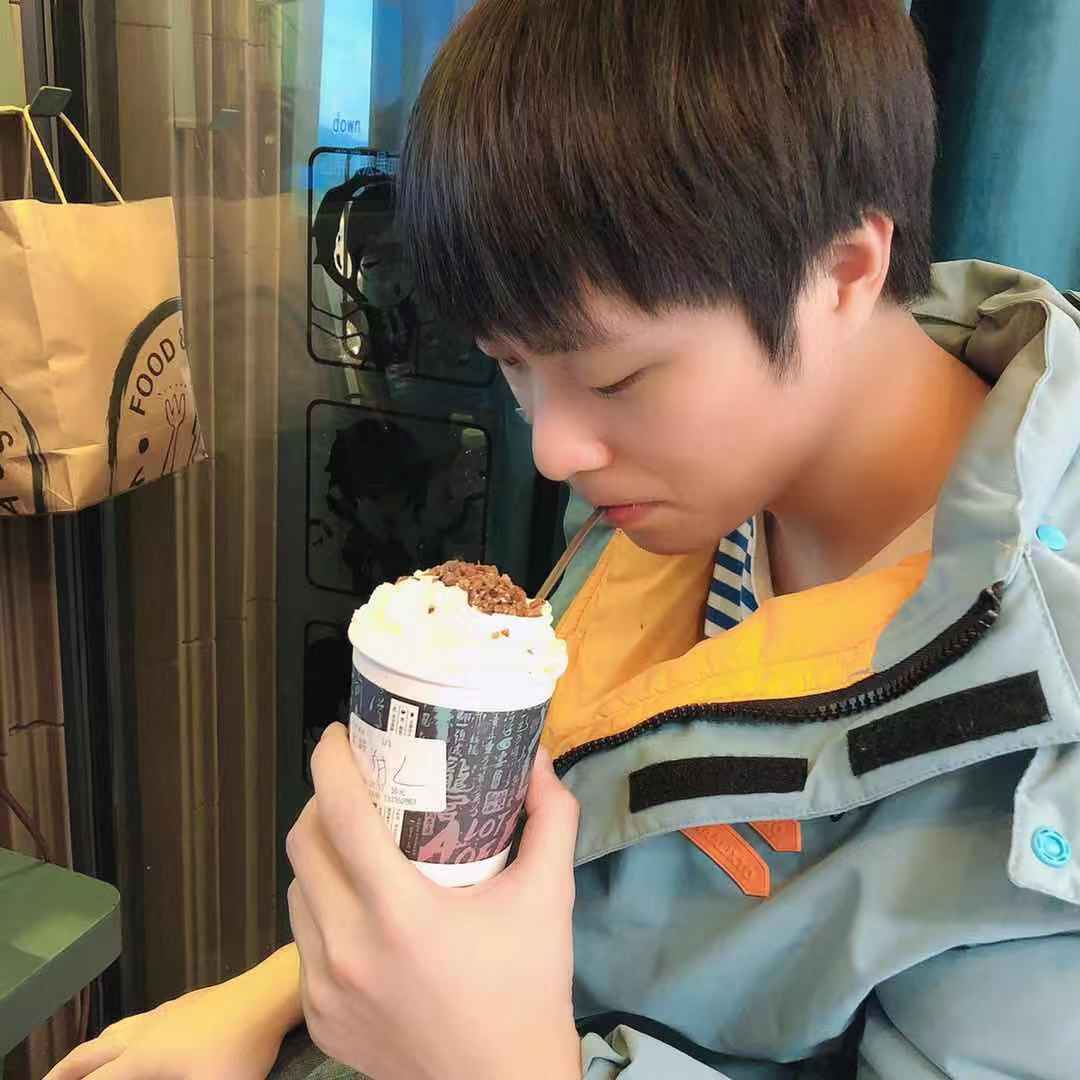 刚刚翻到一张蛮有意思的一张图，当时我的朋友圈就这一张照片，然后有个附近的人加我要