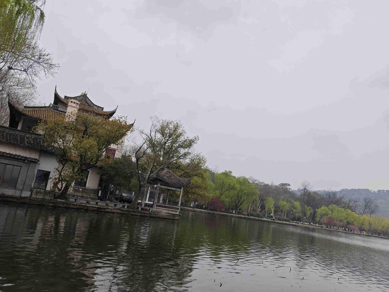 我的今日状态：😭伤心难过
我这里的天气：🌤️多云

惊闻峰学蔚来创始人张雪峰