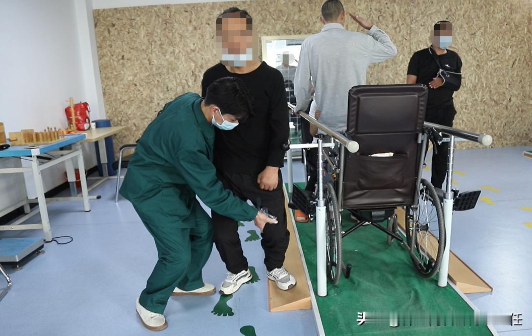 讲点干货吧，偏瘫锻炼下肢时要注意什么？
 
1. 注意保护受患侧肢体，避免摔倒时