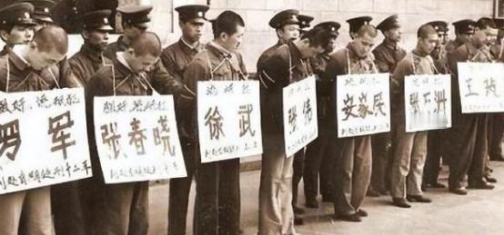 1983年，唐山菜刀队被枪决时的场景令人震惊。这些年轻人因犯罪而被判处死刑，他们