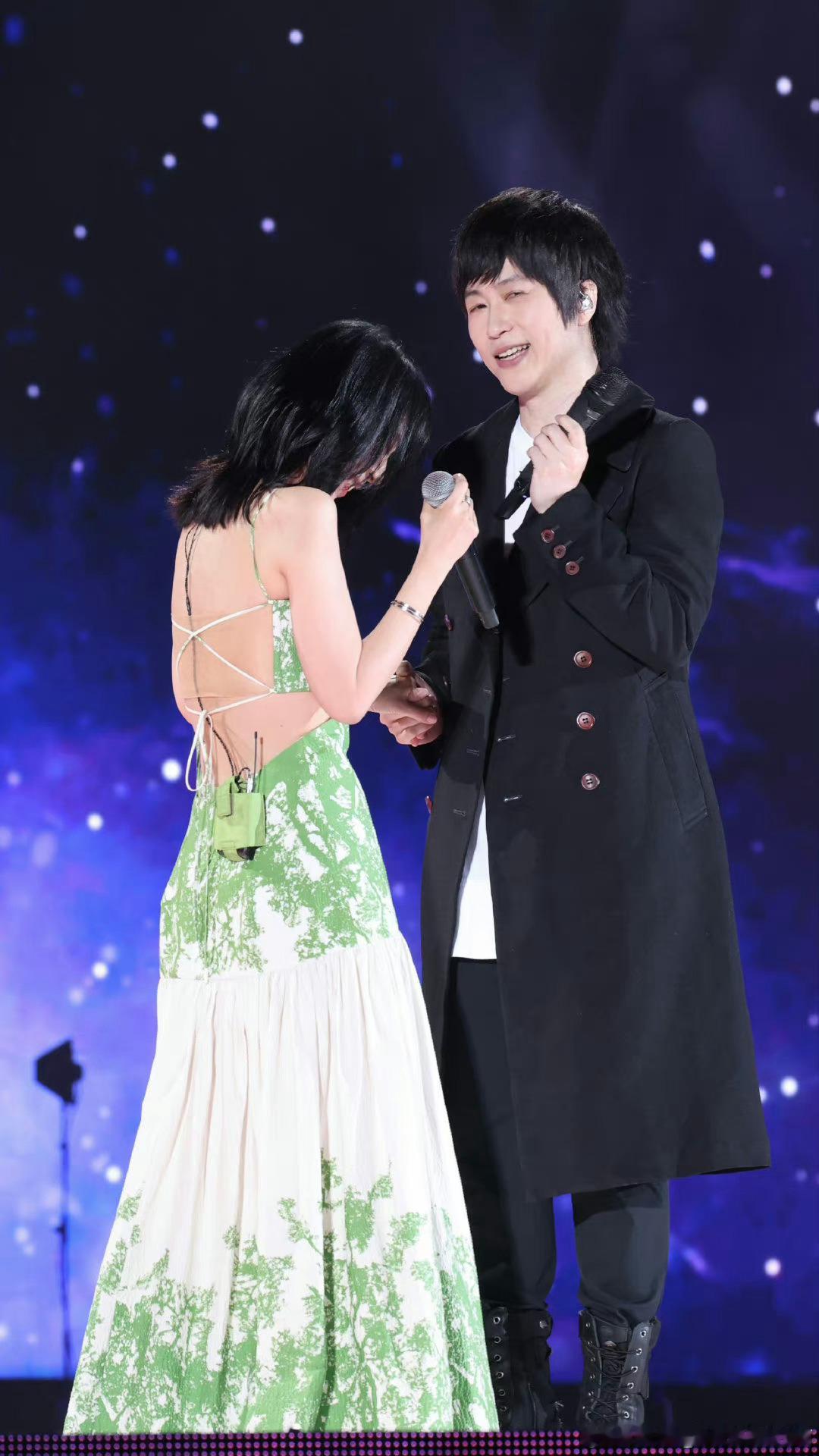 #阿信又幸福了#双陈合唱私奔到月球🌕看那阿信不值钱的笑[哈哈]真的好想魂穿过去