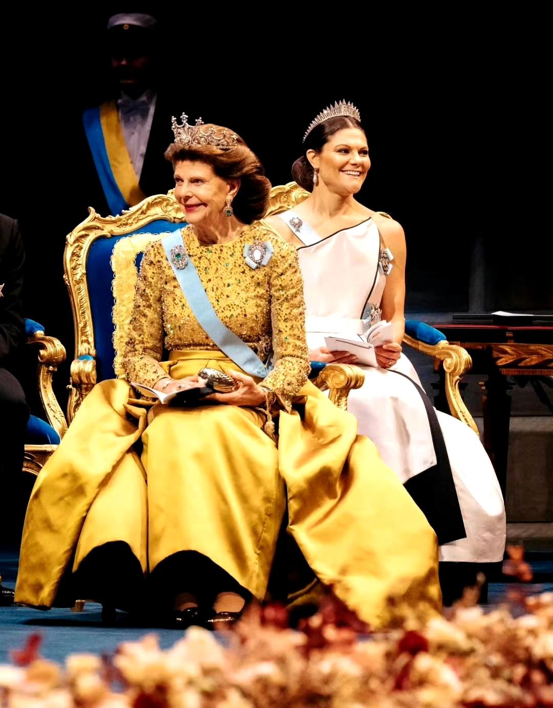 12月10日，卡尔十六世·古斯塔夫和西尔维亚王后出席2025年度诺贝尔颁奖典礼。