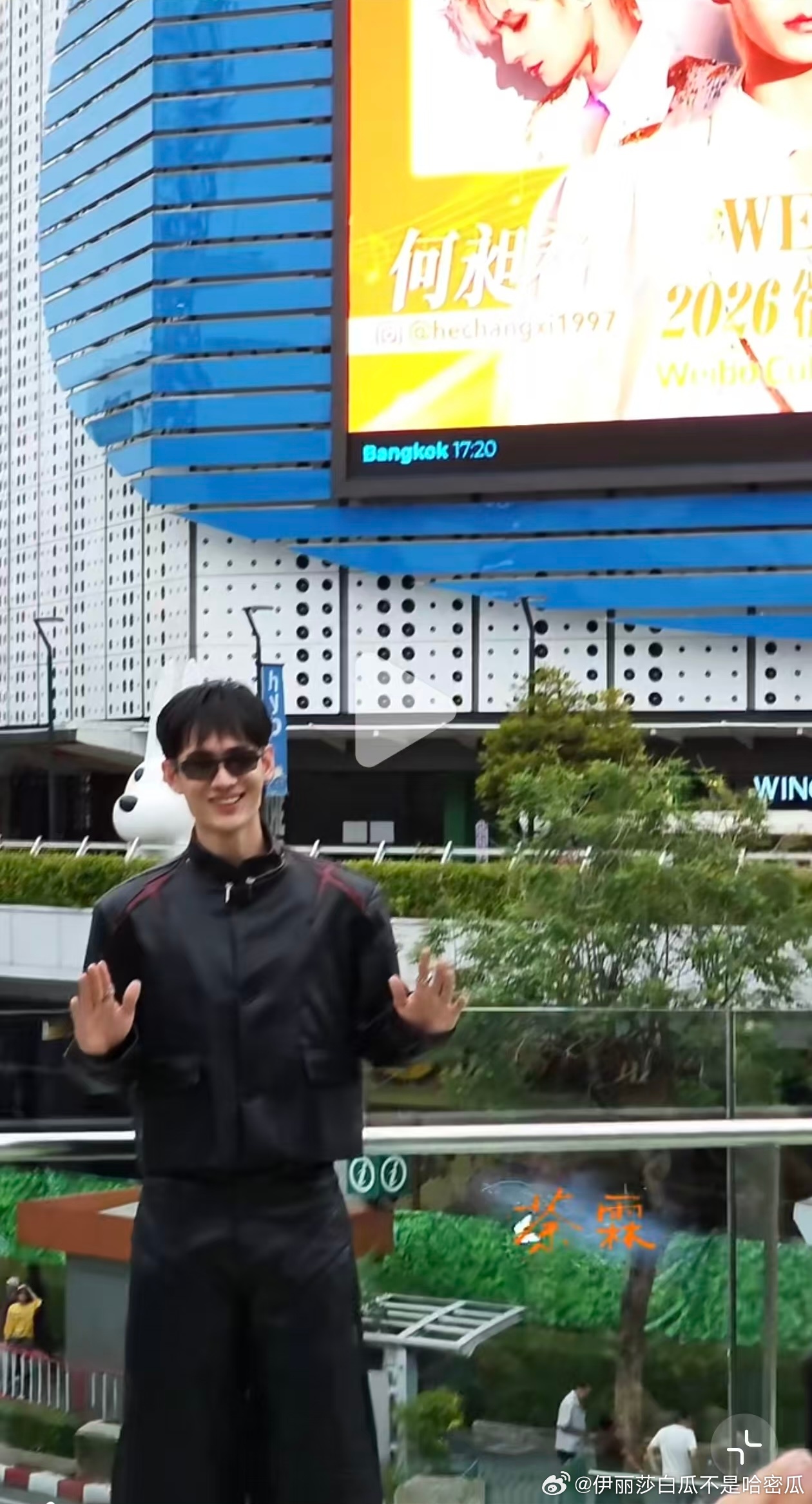 希朝相伴  🧡💛 泰国曼谷微博之夜 OMG！OMG！我不行了！看看这是谁啊？