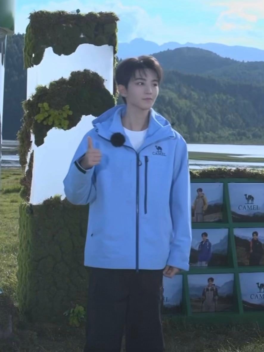 能不能请小凯对着镜头来摆一个专属的pose？王俊凯：pose？？？👍🏻👍?
