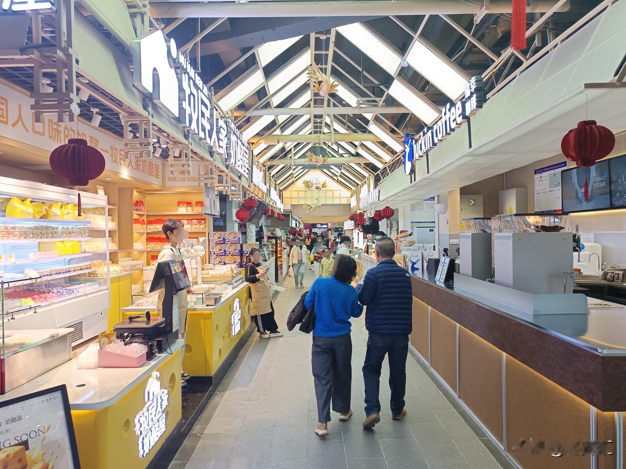 可能大家都有所发现，现在的购物中心都在提高餐饮娱乐的占比。经开万达广场的田子坊面