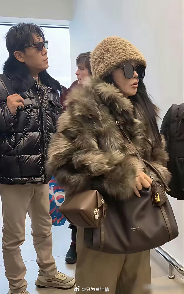 伊能静剪个刘海1万2，老公秦昊在旁边推行李。 最近机场照，她一身皮草，像个阔太。