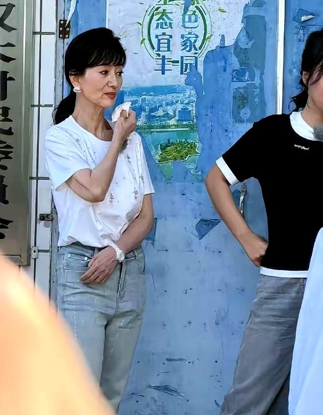 71岁生图曝光被全网群嘲“干瘪老太婆”，白娘子这回真塌房了？
别急着敲键盘，你仔