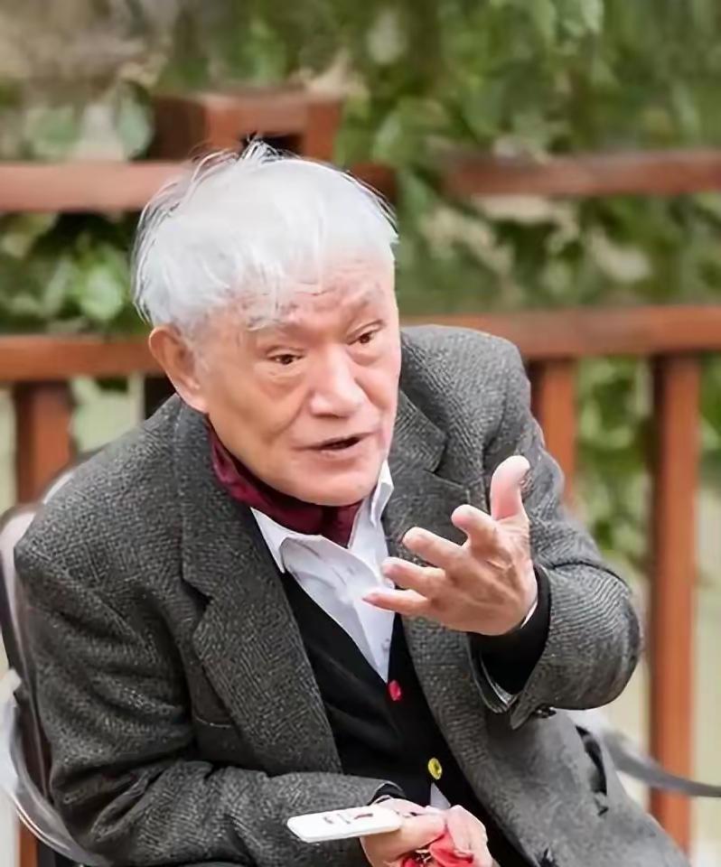 一位百岁老人说：“别指望任何人给你养老。真到了动不了那天，亲儿子、亲闺女来伺候，