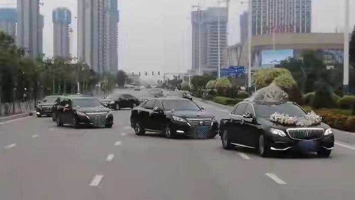 在公路上如此行走肯定违反了道路交通安全法，要受到相应的处罚。广东茂名不知道结婚是