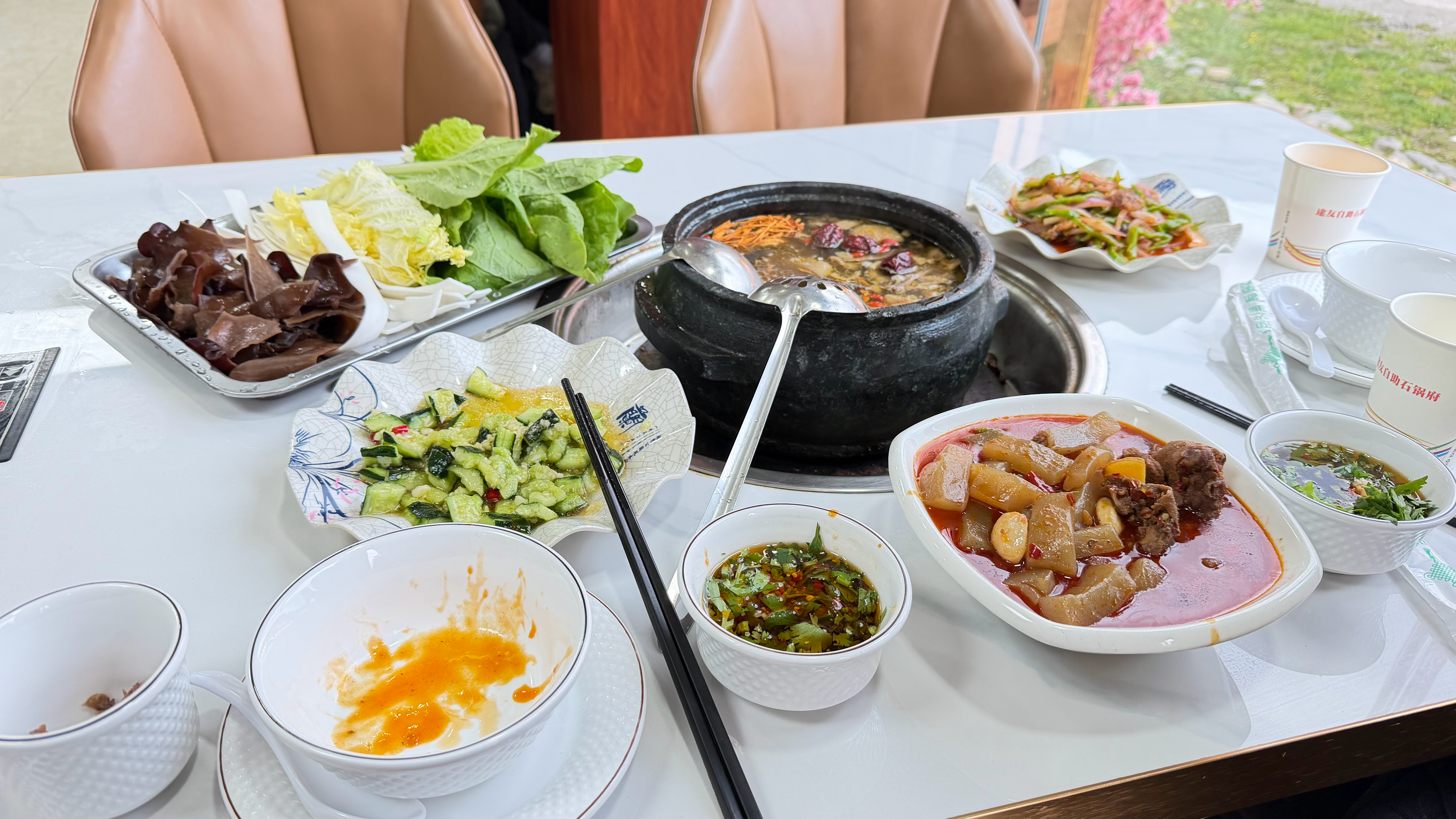 鲁朗镇的石锅鸡是318上比较出名的一道美食，想起以前过来，带着我朋友4-5个人要