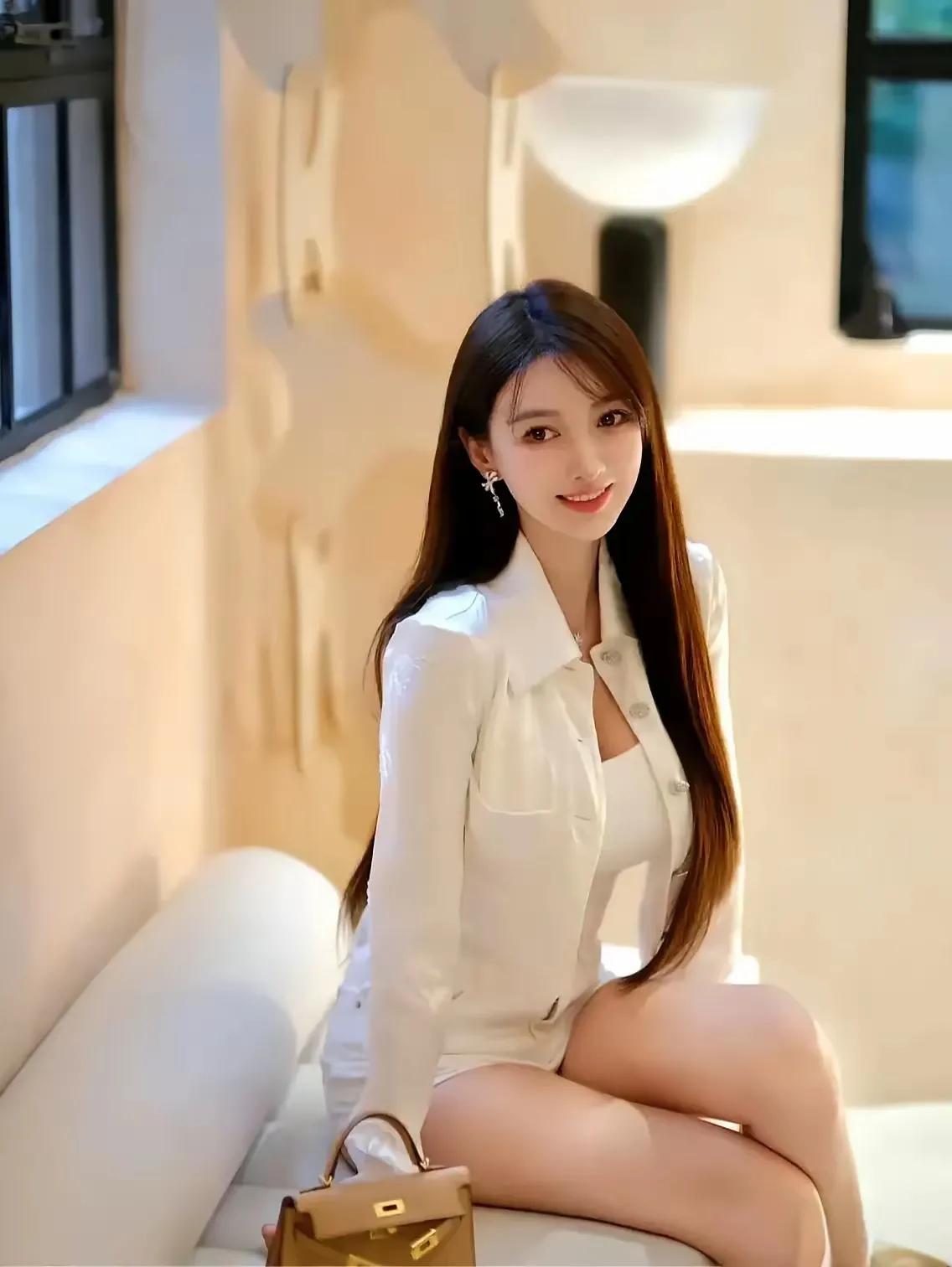 叶珂，这位年轻而美丽的女性，不仅外貌出众，更拥有着自己的事业与文化底蕴。她不仅在