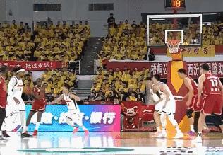 广东内线悍将被“驱逐”的原因！
北京时间12月28日，广东与山西的比赛来到第3节