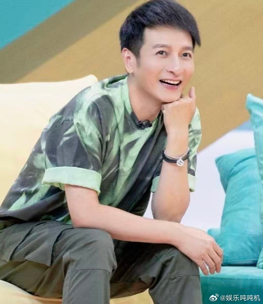 李维嘉录制大侦探大侦探洁癖晚期玩家上线！李维嘉边搜证边整理，网友：这是来录节目还