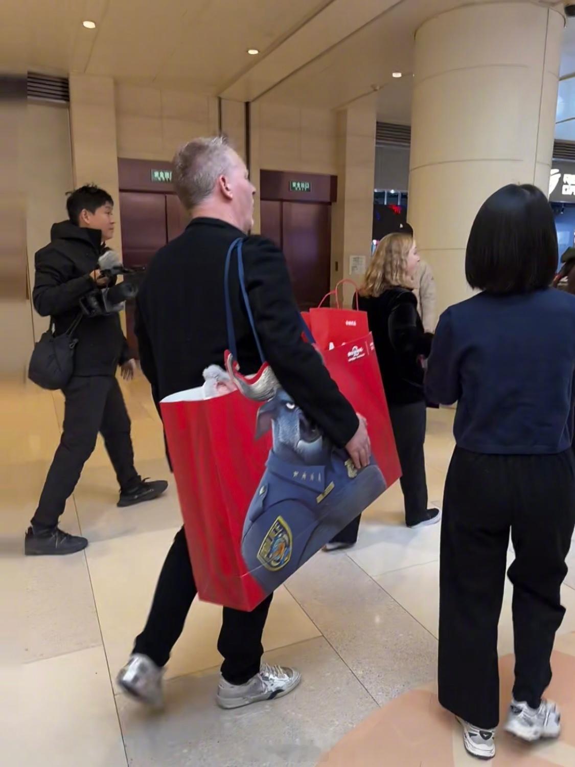 疯狂动物城导演来中国进货了买了好多周边这一波上迪被偷家了