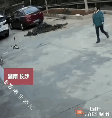 这就是爱的速度！
小宝宝不小心从台阶上摔下来，接住‮稳稳去上扑飞
，”侠电闪“身