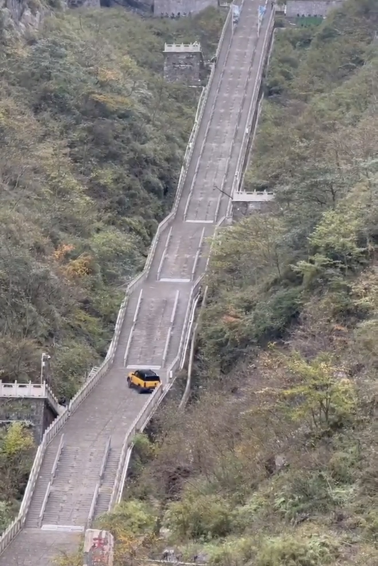 其实按风云X3L的重量和轴距上这个坡应该没太大问题的，还是人员和专业性问题。本来