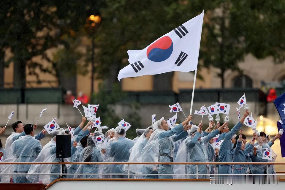 如此不严谨？奥运会开幕式，现场播报员把韩国播报成朝鲜！
巴黎奥运会开幕式各韩国代