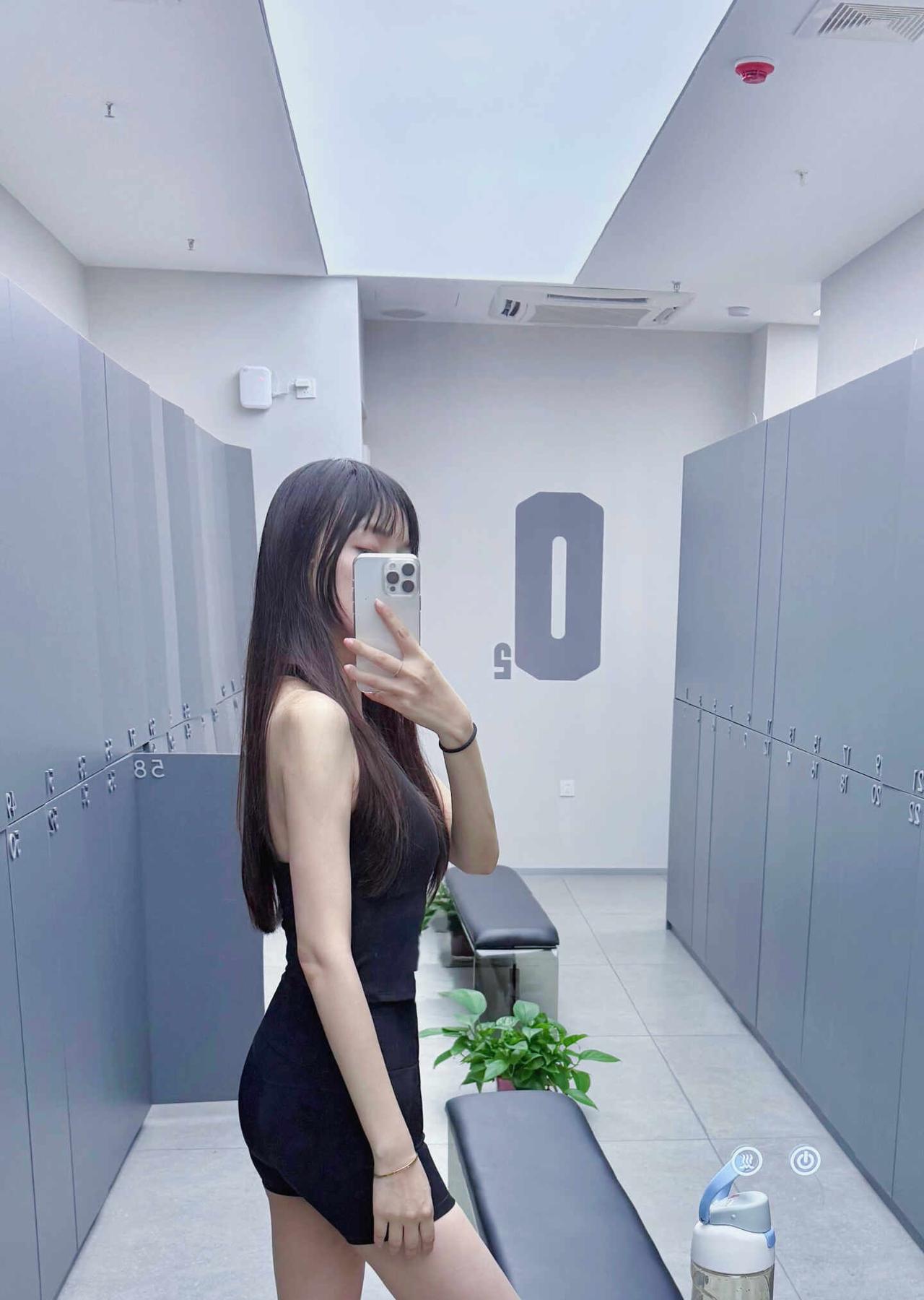 人怎么可以丢那么大的脸
去健身的一天，我在一楼等电梯上楼，电梯开门的瞬间一个又高