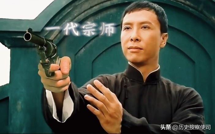 洋人想和义和团打白刃战，结果被义和团用洋枪打死了。

1900年八国联军侵华，有