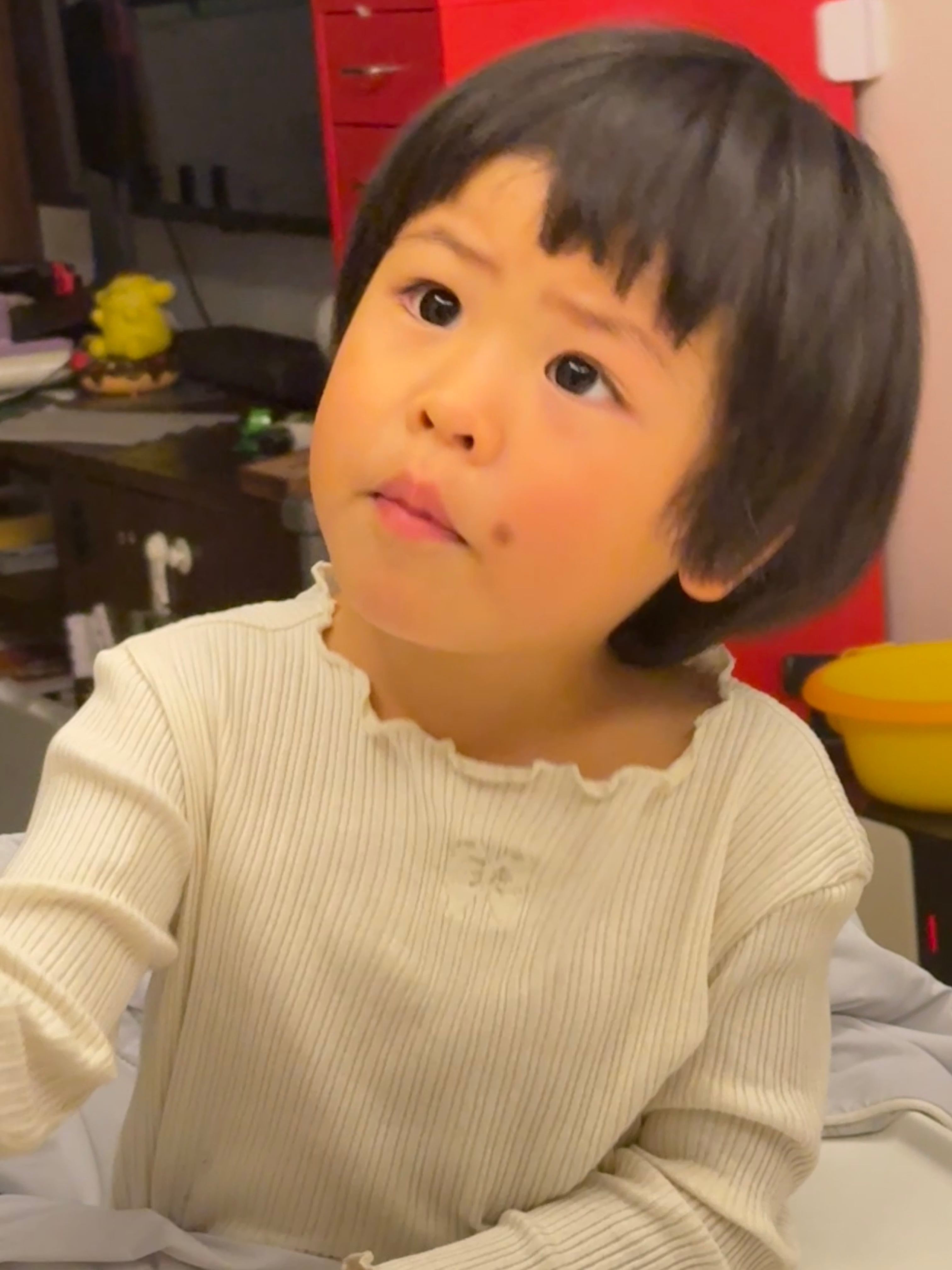 旅蛙垃圾桶的角色在这个家已经是深入人心球宝吃不完的玉米粒很自然的递给旅蛙：你吃掉