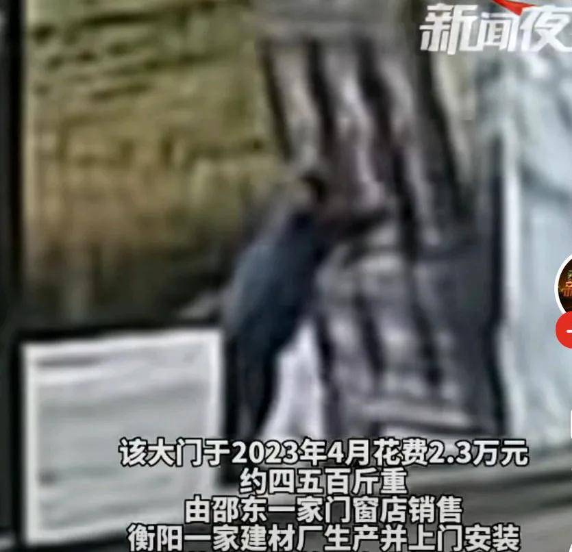 83岁婆婆关自家铁门，被砸伤住进ICU，多处骨折情况严重，家属称铁门重达四五百斤