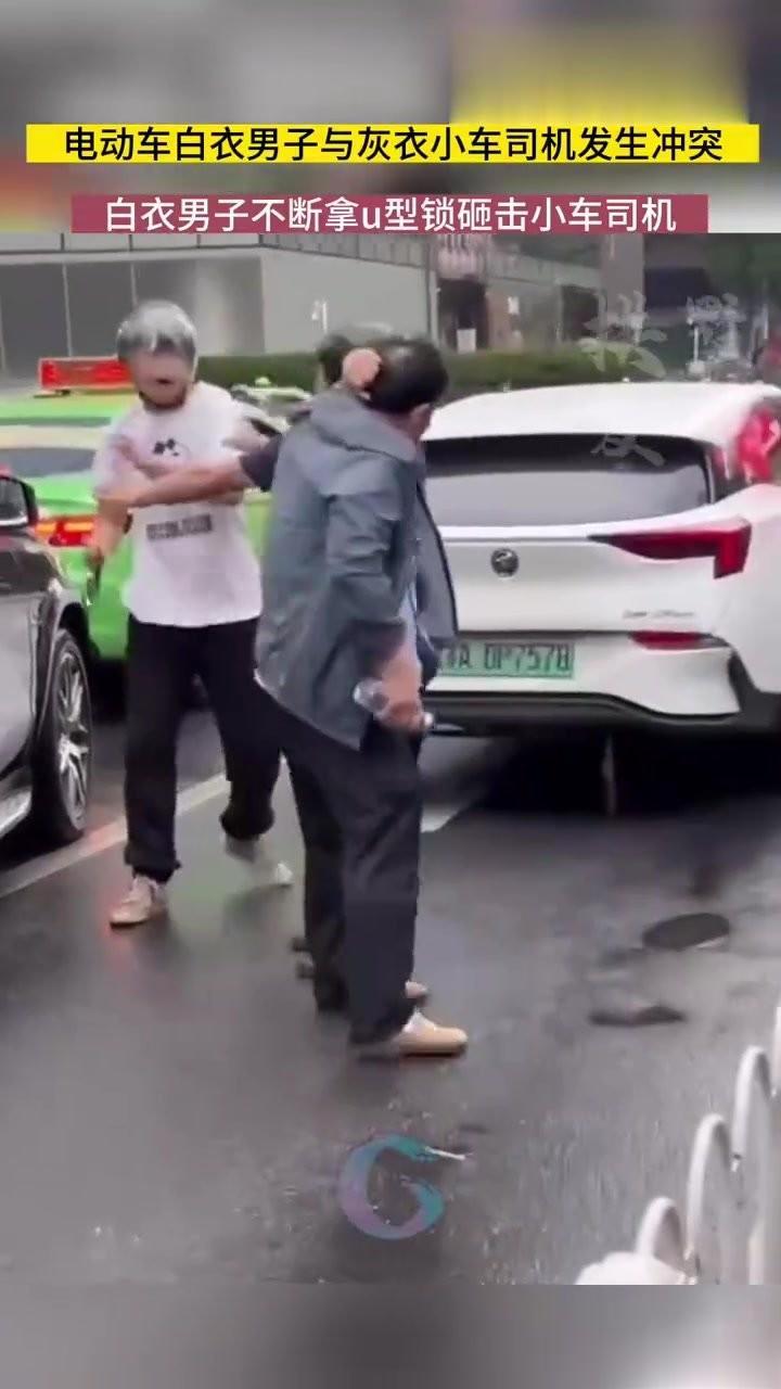 不能因为“怕互殴”，就没有起码的自卫吧？

很多网友评论说，小车司机不还手，是因