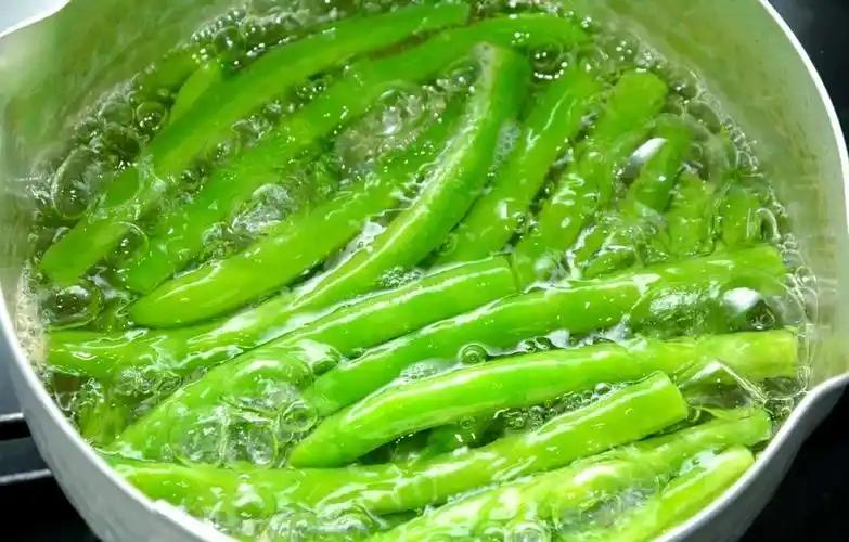 90%中国人焯水全错！难怪肉腥菜难吃，还暗藏健康隐患
绝大多数中国人做饭，第一步
