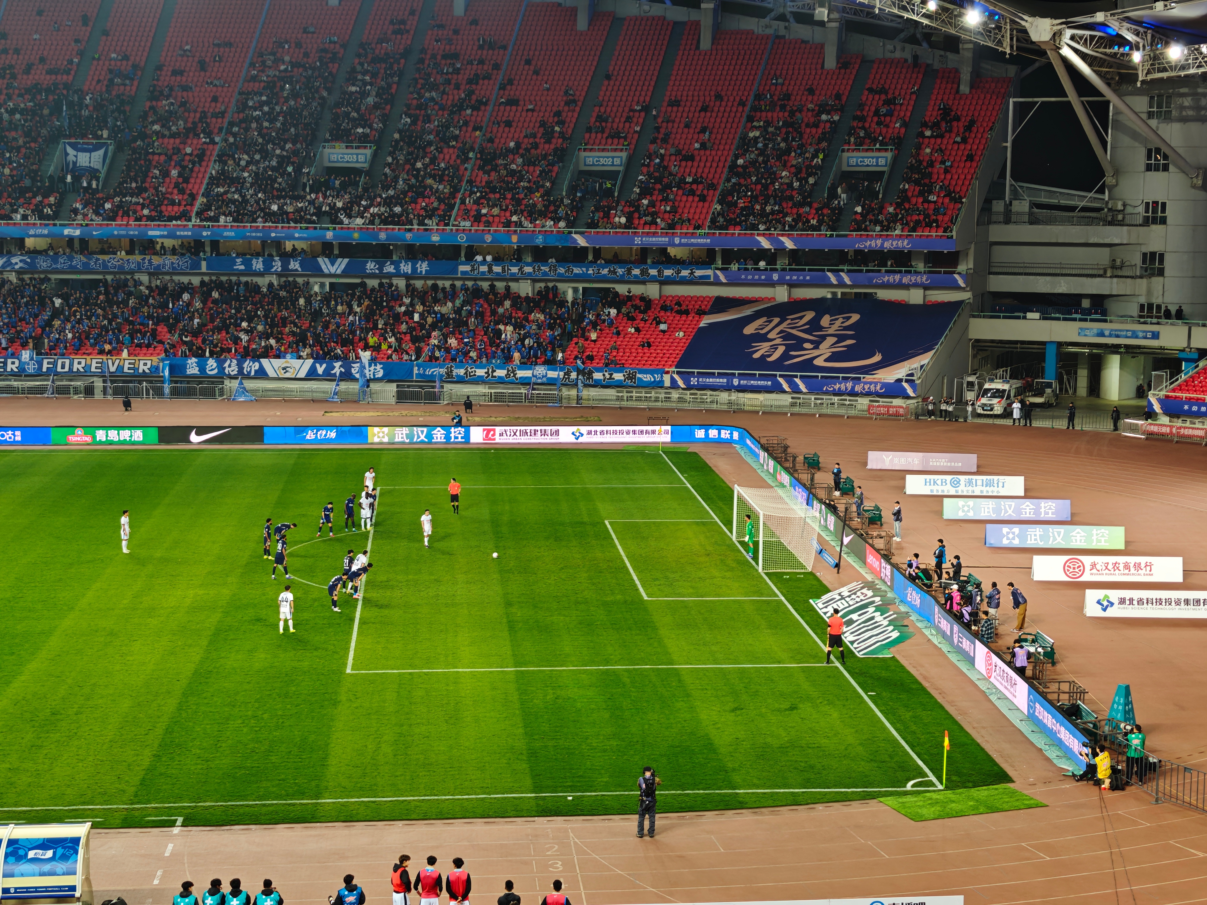 斯坦丘点球破门，三镇2比1领先大连，结束上半场！斯坦丘打进点球后并没有庆祝，基本