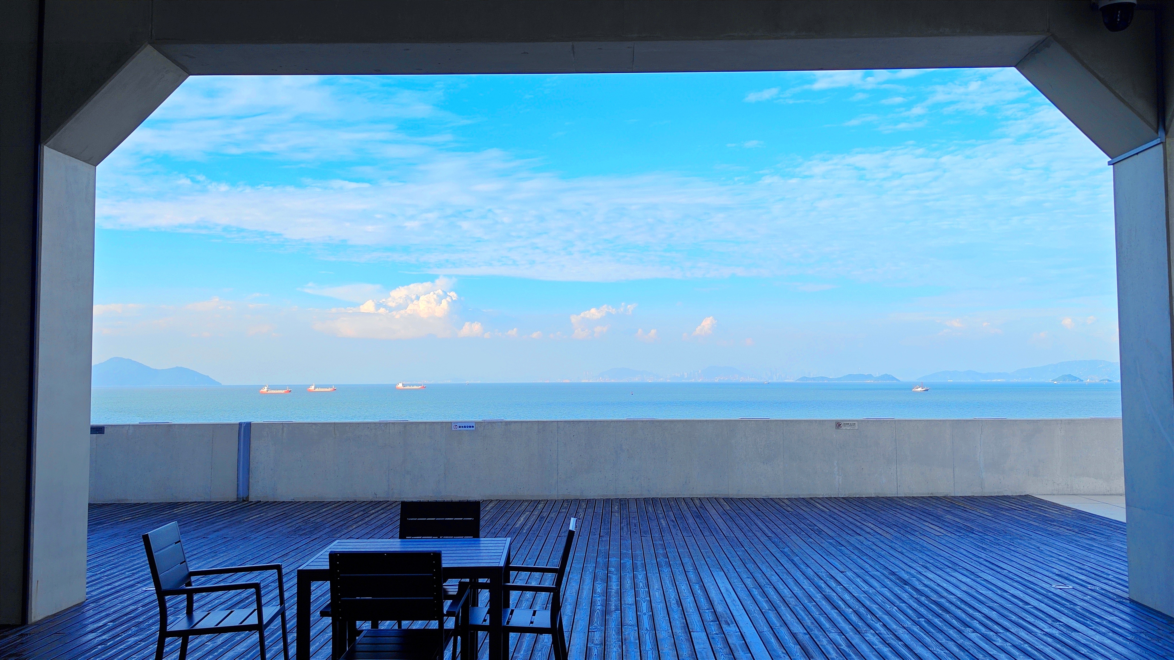 港珠澳大桥美的像一幅画！  配上蓝天白云大晴天，好像进了一幅画里，很震撼这座建了