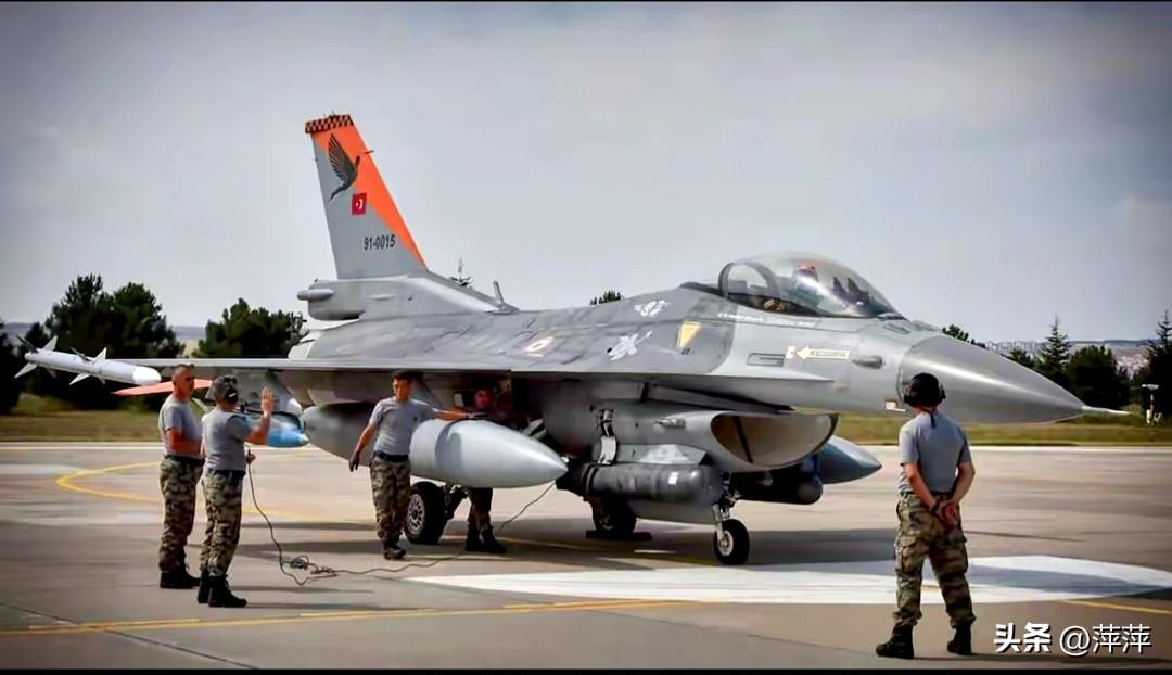 土耳其空军的F-16“战隼”，由美国通用动力研发，是全球最经典的三代机之一。
 