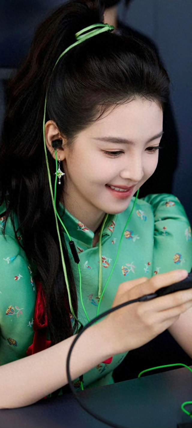 一抹翠色！章若楠这组新中式造型太好看了