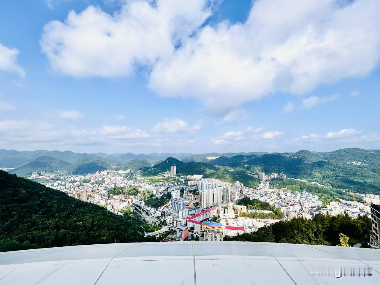 山城的开阔与生机（随手拍）。去年七月，我有幸前往湖北省巴东县的野三关镇，小住了一
