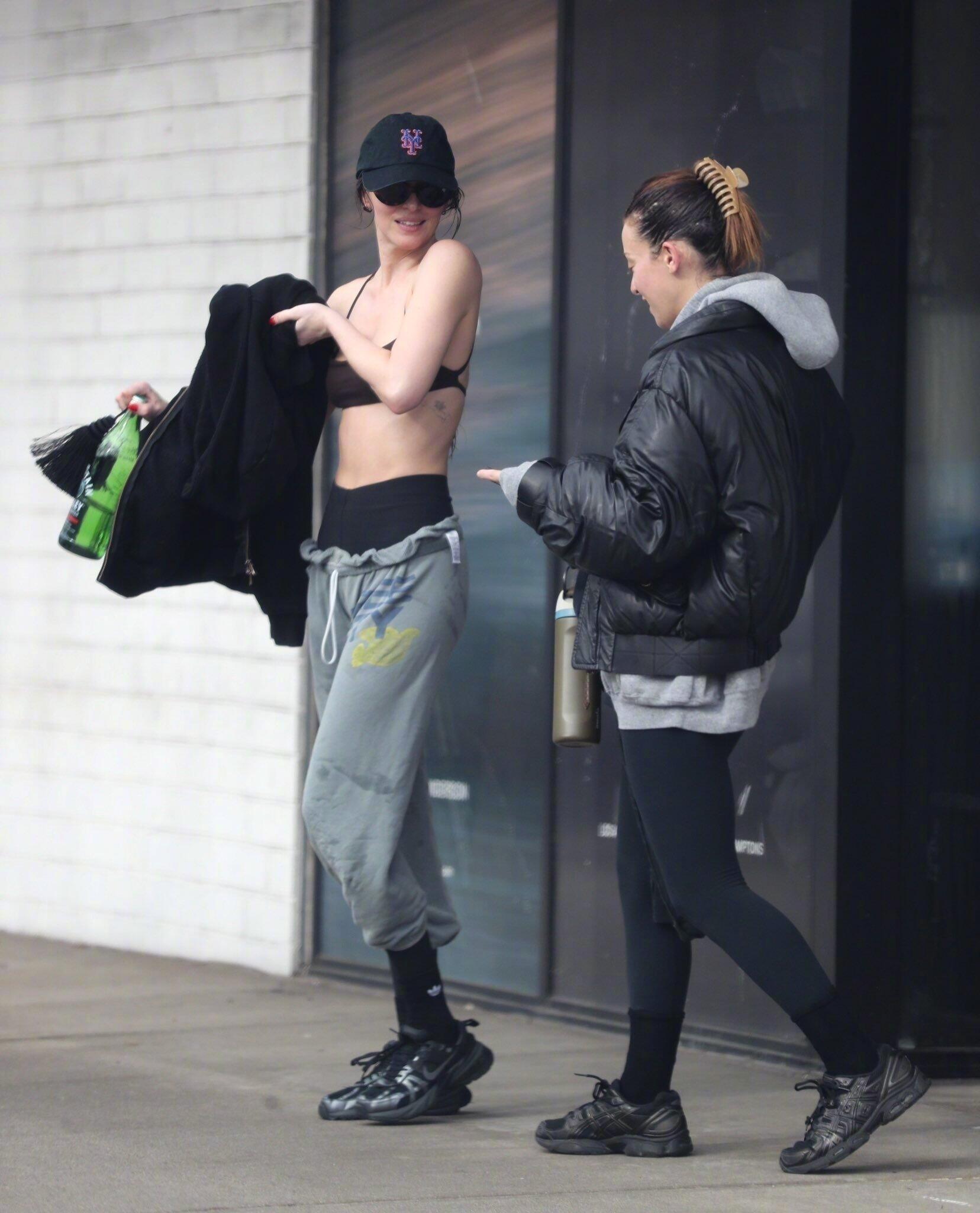 Dakota Johnson 达妹离开健身房 🥵 