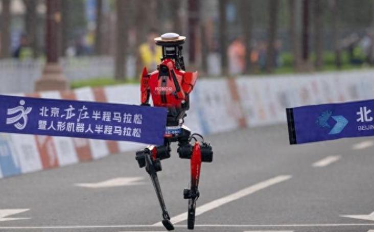 历史性突破！中国机器人半马夺冠，成绩超越人类世界纪录！
4 月 19 日，202