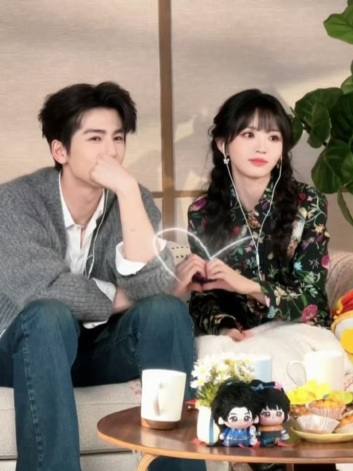 张凌赫田曦薇挑衅经纪人张凌赫田曦薇也太会整活了！现场公然对着各自经纪人挑衅互动，