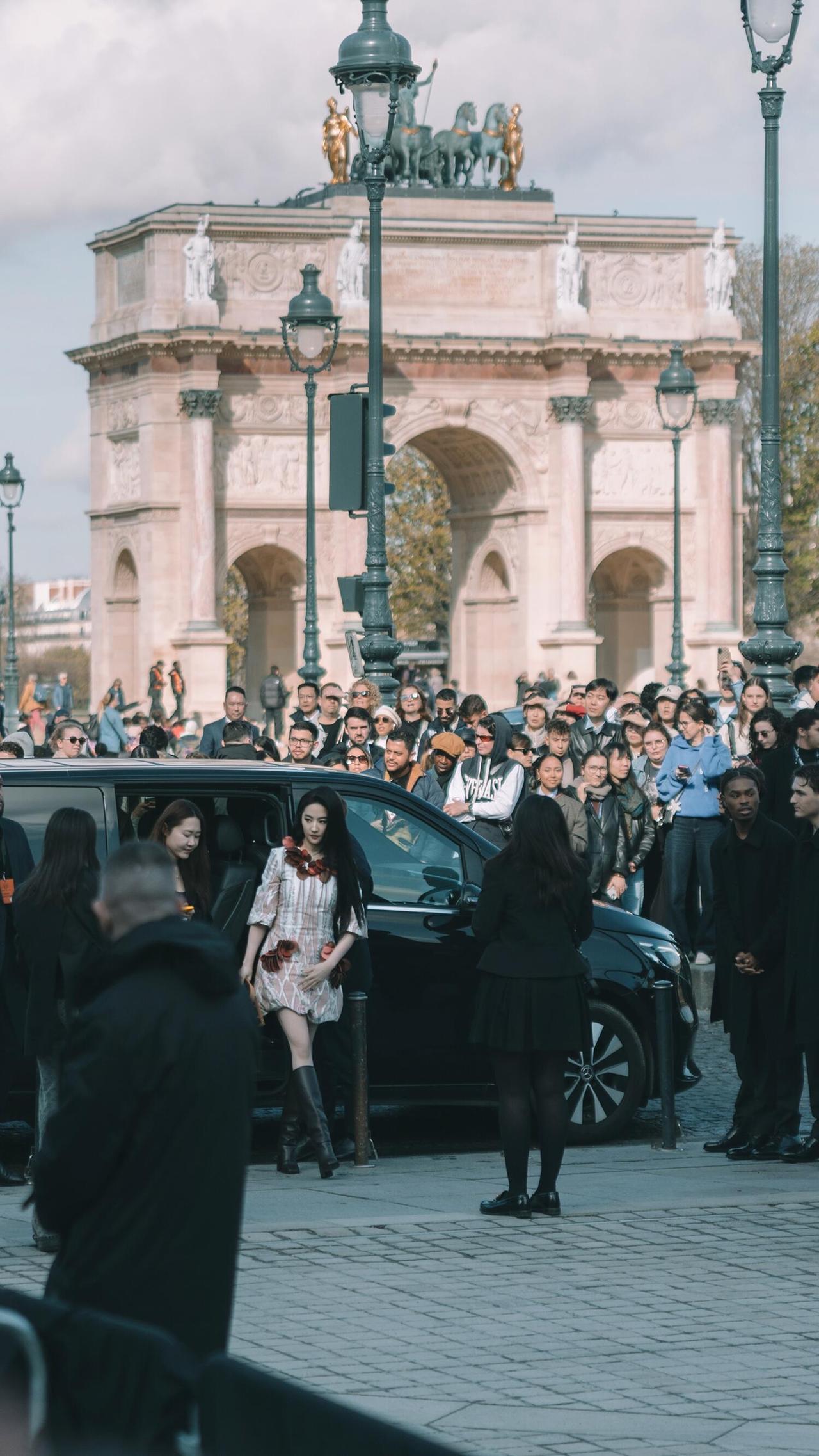 在万众瞩目中，永远可以沉浸式做自己！这就是刘亦菲 [赞]