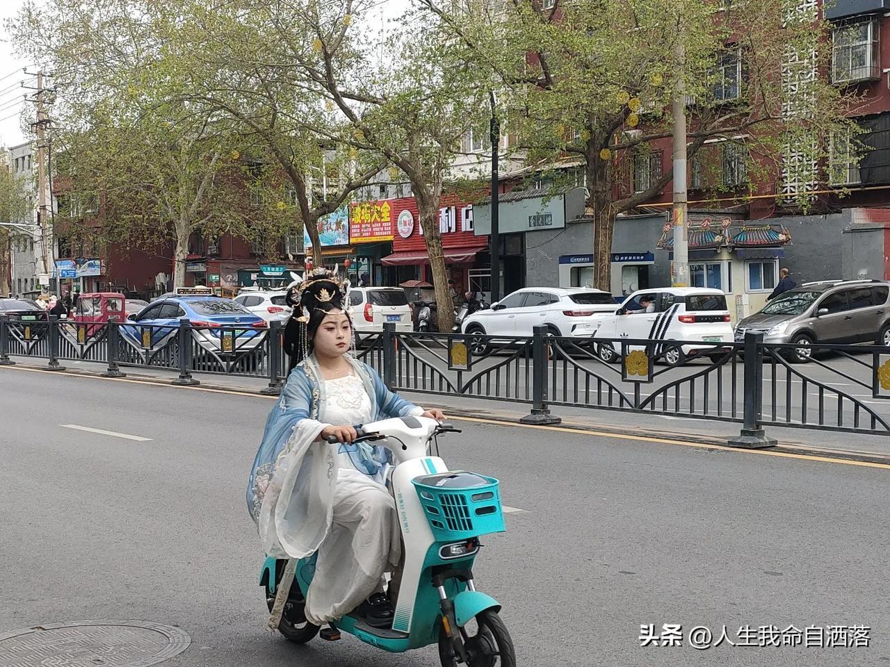 
汉服加身，骑行于都市之街衢，穿梭往来，宛若古人游于现世，引众人侧目，别是一番风