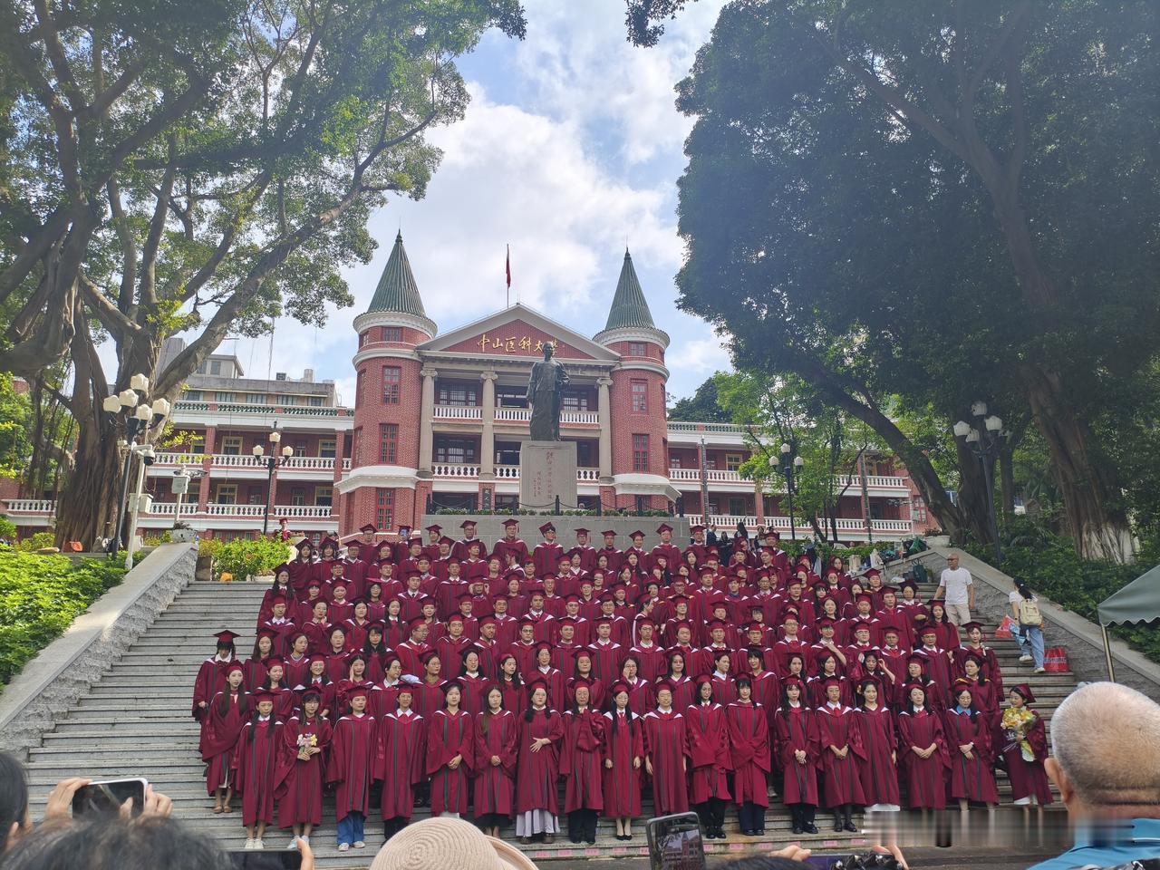 上午到中山大学第一附属医院办事，途径中山医校门口的时候恰逢学生在拍毕业照，一众毕
