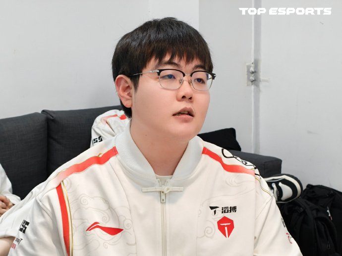 终究是错付了啊369赛后本想以队内老大哥的身份替奶油鸣不平。这下好了，自家战队下