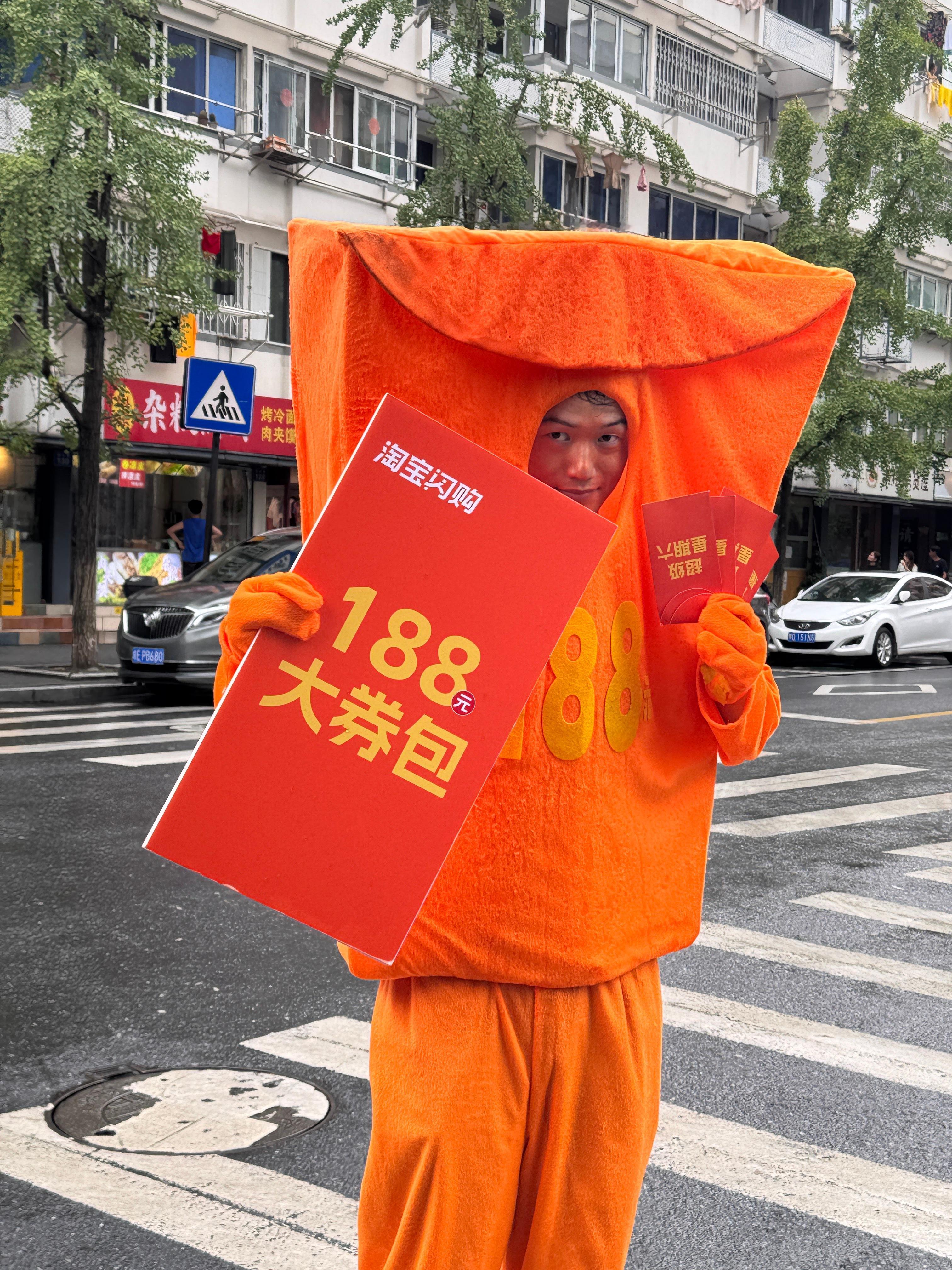 沈梦辰说淘宝淘宝闪购周六福利管够上淘宝闪购搜超级星期六有惊喜 以前薅羊毛靠蹲点，