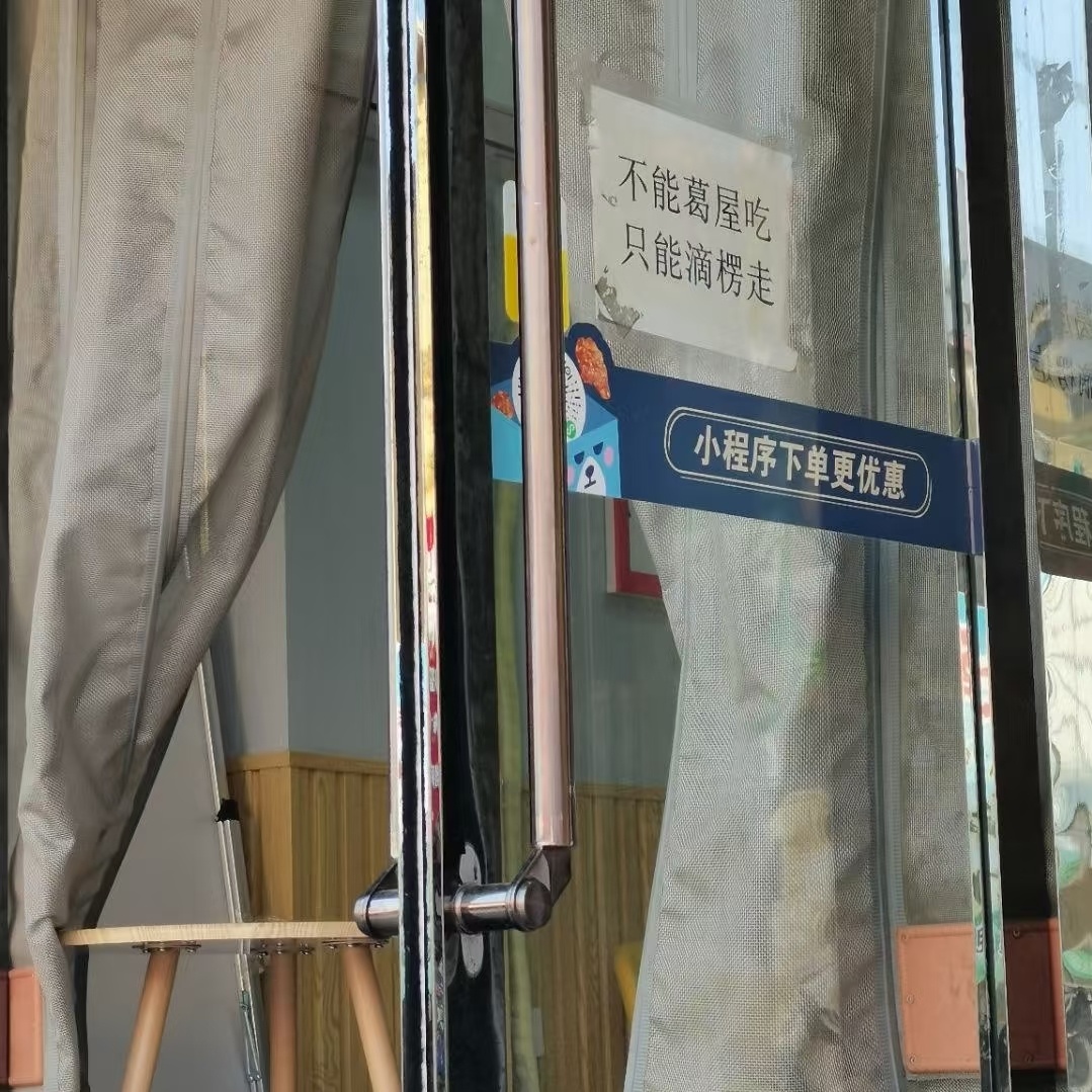 外国人震惊中国水果摊老板开门睡觉关门睡觉还怎么卖水果啊别说在水果摊前睡了，东北的