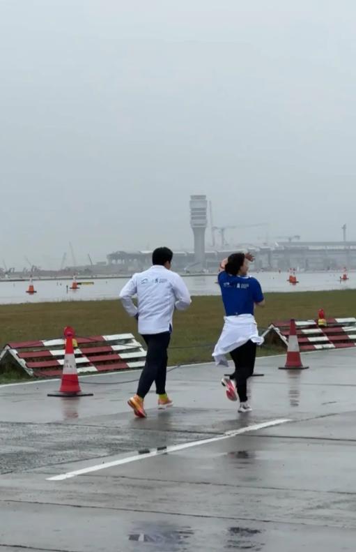 霍启刚郭晶晶参加2024渣打香港马拉松，夫妻携手冲线。郭晶晶气质在线，和丈夫霍启