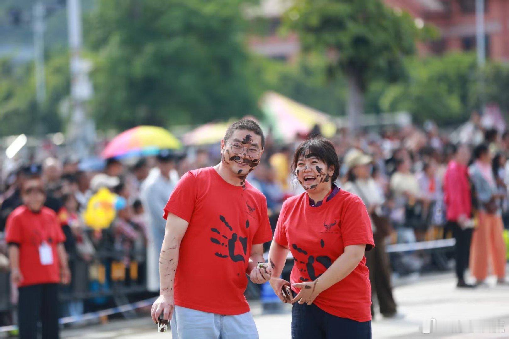 狂欢泥巴里的云南在云南举行的 “摸你黑”狂欢节非常的有意思又好玩，并且也是让每个