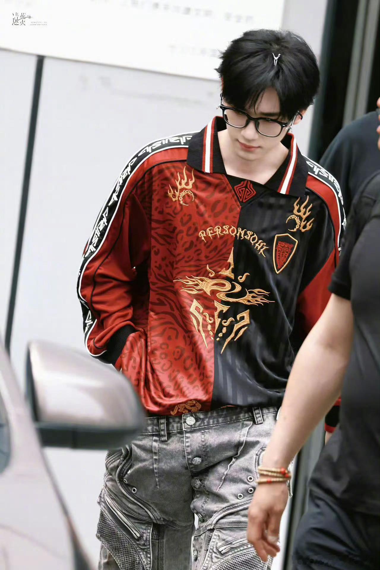 丁程鑫美高学长造型帅炸！白衬衫黑领带，妥妥的校园男神，这期《你好星期六》必须追！