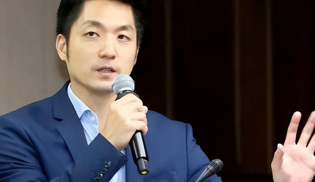 两蒋的棺材在台湾放了五十多年还没入土，蒋家后人想自费迁回大陆安葬，可蒋万安这个当